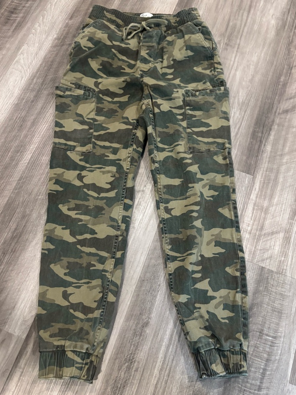 Hollister Camo High Rise Cargo Joggers - Classic Camo Color - Size M
